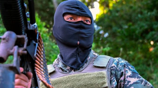 Hombre encapuchado y armado en Honduras