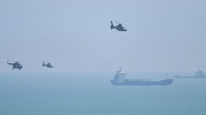 Helicópteros militares chinos sobrevolando la isla de Pigtan.