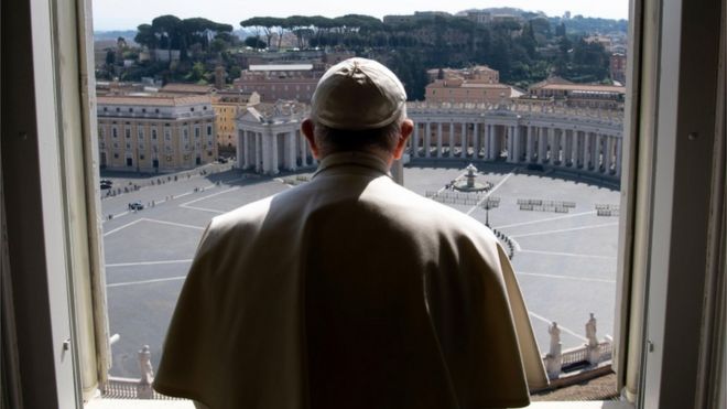 Papa Francisco observa a praça São Pedro, no Vaticano, vazia