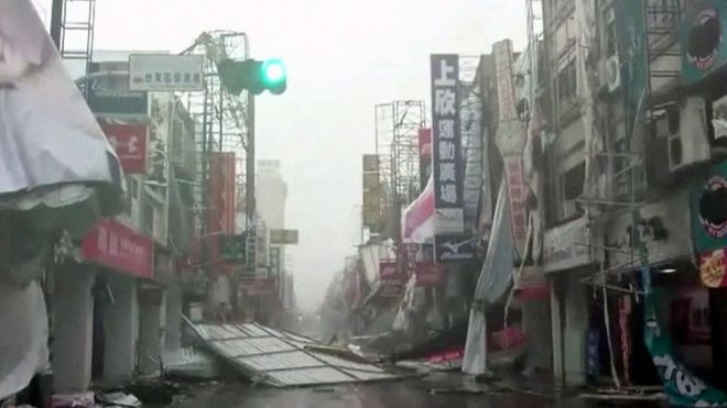На этом изображении, снятом на видео, выдуваемый ветром мусор засыпает улицу от тайфуна Непартак в Тайдуне, юго-восточный Тайвань, пятница, 8 июля 2016 г.