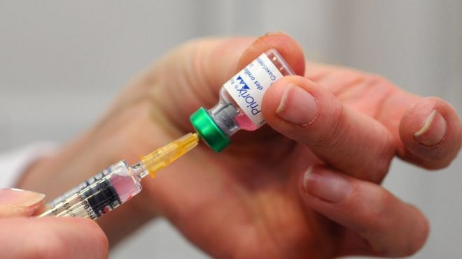 Общая фотография вакцины, извлекаемой из флакона в иглу