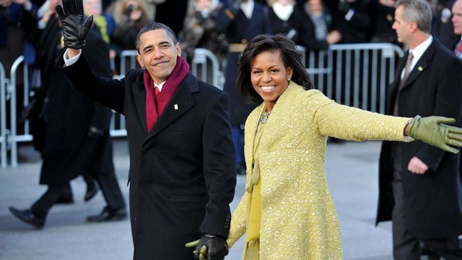 Президент Барак Обама и первая леди Мишель Обама во время инаугурационного парада 20 января 2009 года в Вашингтоне, округ Колумбия, на прогулке
