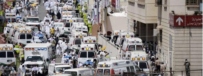 Саудовские машины скорой помощи прибывают с паломниками, которые были ранены в давке в больнице скорой помощи в Мине, недалеко от священного города Мекка, в первый день Ид аль-Адха 24 сентября 2015 года.