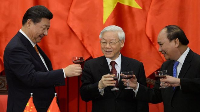 Ông Tập Cận Bình nâng ly cùng ông Nguyễn Phú Trọng và Nguyễn Xuân Phúc năm 2015 tại Hà Nội, sau khi chứng kiến hàng loạt lễ ký thỏa thuận hợp tác song phương Việt Nam - Trung Quốc