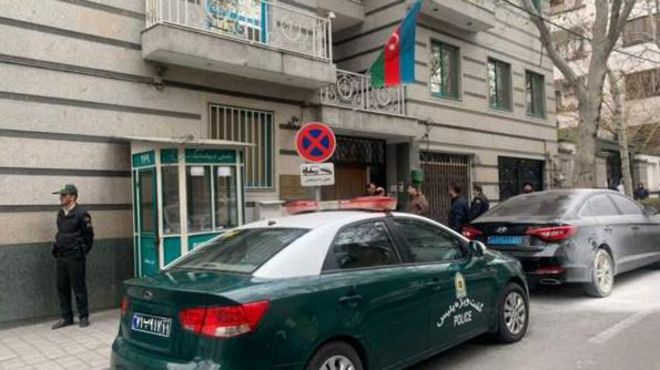 در جریان حمله هفته پیش به سفارت جمهوری آذربایجان در تهران، یک مامور آذری کشته شد. باکو تمام دیپلمات های خود و خانواده هایشان را از ایران خارج کرده است و تنها کنسولگری این کشور در تبریز فعلا فعالیت دارد