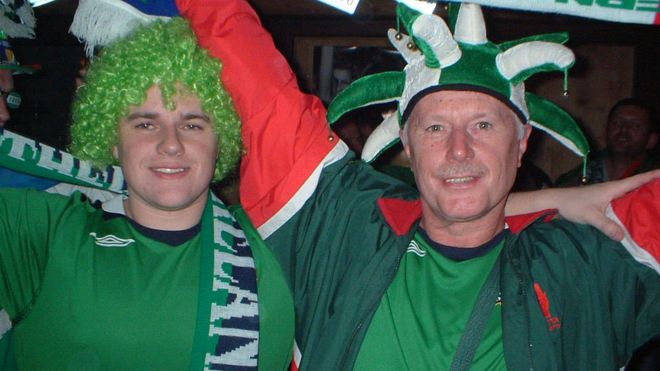 Болельщик из Северной Ирландии Алан МакКлюр (справа) со своим сыном Майклом, который едет на финал Евро-2016 во Францию ??