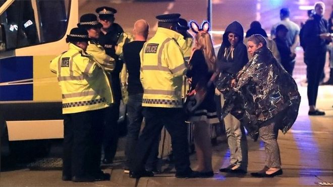 Полиция помогает пострадавшим от нападения на Манчестер