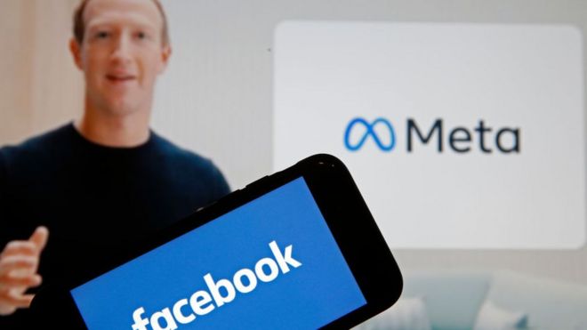 Mark Zuckerberg junto a los logos de Facebook y Meta.
