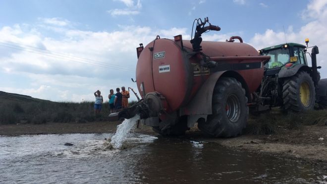 танкер, заправляющий водопой