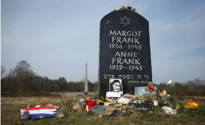 Символическая надгробная плита увековечивает память Анны Франк и ее сестры Марго на месте бывшего концентрационного лагеря Берген-Бельзен 17 марта 2015 года в Лохайде, Германия