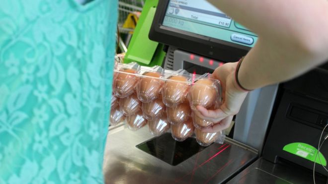 Яйца проходят через кассу самообслуживания в супермаркете