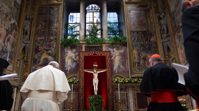 Папа Франциск молится в Апостольском дворце в Ватикане