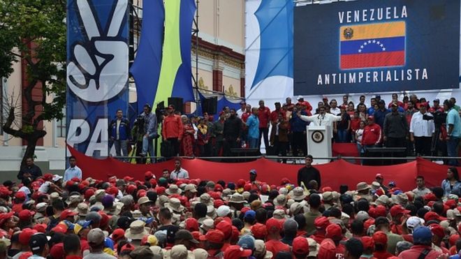 Президент Венесуэлы Николас Мадуро жестами во время митинга у президентского дворца Мирафлорес в Каракасе, Венесуэла
