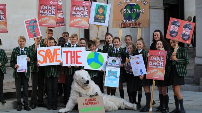 Дети из средней школы Terra Nova в Чешире участвуют в забастовке UK Student Climate Network в Манчестере