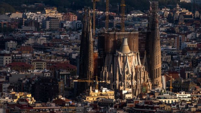 Вид на Барселону, где преобладает церковь Святого Семейства Антония Гауди