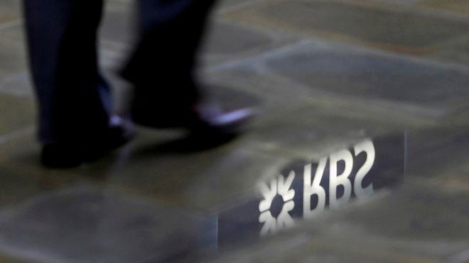 Логотип RBS, отраженный в луже