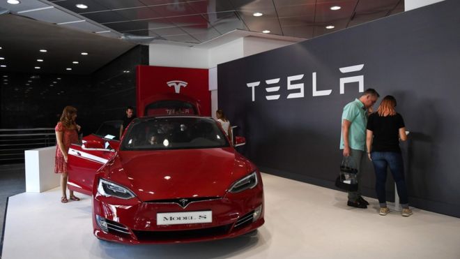 Люди посещают автосалон Tesla в магазине El Corte Ingles в Лиссабоне, 1 сентября 2017 года.