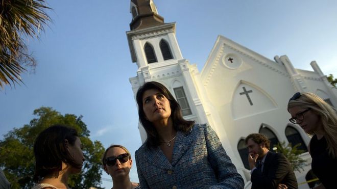 Губернатор Южной Каролины Никки Хейли выступает перед церковью Эмануэля AME после смертельной стрельбы в Чарльстоне, Южная Каролина.