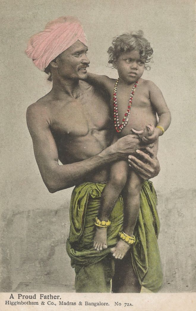 Индийский мужчина в тюрбане с ребенком на руках