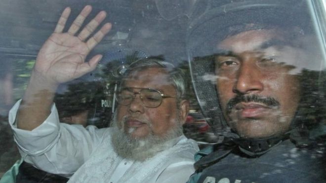 Али Ахсан Мохаммад Муджахид (слева) в полицейском автомобиле, когда его доставляют в центральную тюрьму после судебного приговора в Дакке (июль 2013 года)