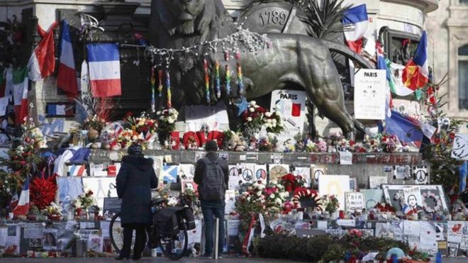 Дань в Париже к прошлогодней атаке