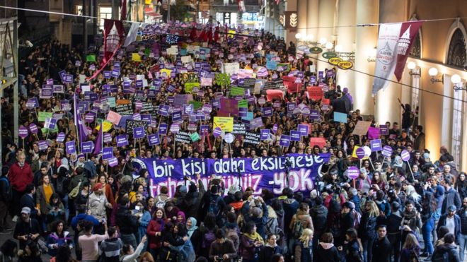 Демонстранты собираются протестовать против убийства женщин и насилия в отношении женщин 25 ноября 2019 года в Стамбуле, Турция.