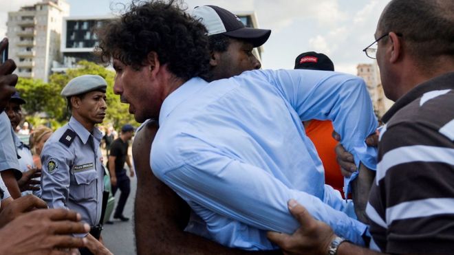 Кубинские полицейские арестовывают демонстрантов, принимающих участие в марше ЛГБТ в Гаване, 11 мая 2019 года