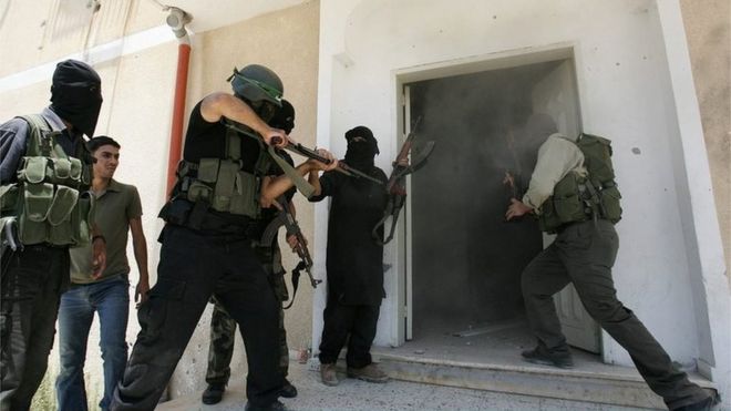 Боевики ХАМАСа штурмуют штаб превентивных сил безопасности ФАТХ в городе Газа (14/06/07)