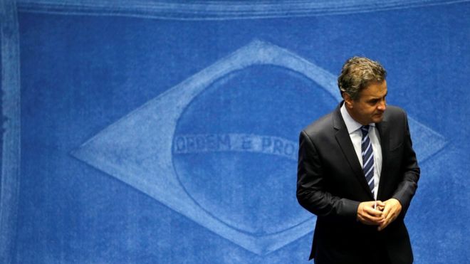 Aécio Neves e bandeira do Brasil