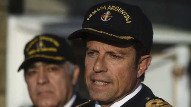 Габриэль Галеацци беседует с журналистами на военно-морской базе Аргентины в Мар-дель-Плата, на Атлантическом побережье к югу от Буэнос-Айреса, 19 ноября 2017 года