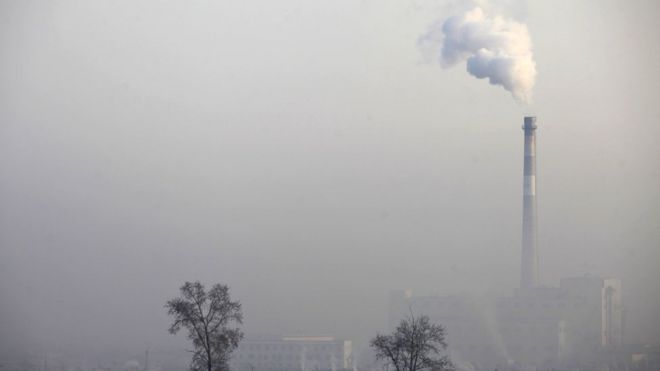 Дым с завода в Китае