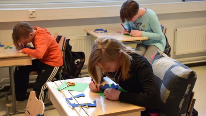 Дети на уроках изобразительного искусства в общеобразовательной школе Hauho, Финляндия
