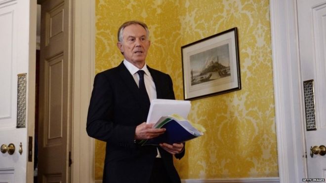 Тони Блэр прибывает на пресс-конференцию, чтобы дать свой ответ на запрос Чилкота