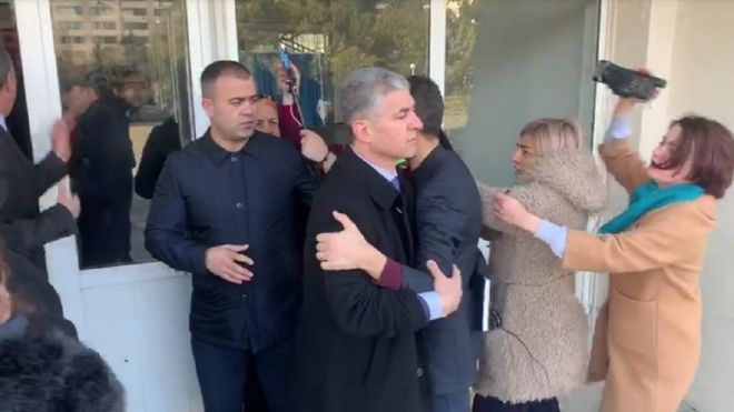 Azərbaycanda seçkiqabağı vəziyyət: jurnalistlərə "hücum edilir"
