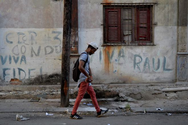 Мужчина идет по улице в Гаване, 18 апреля