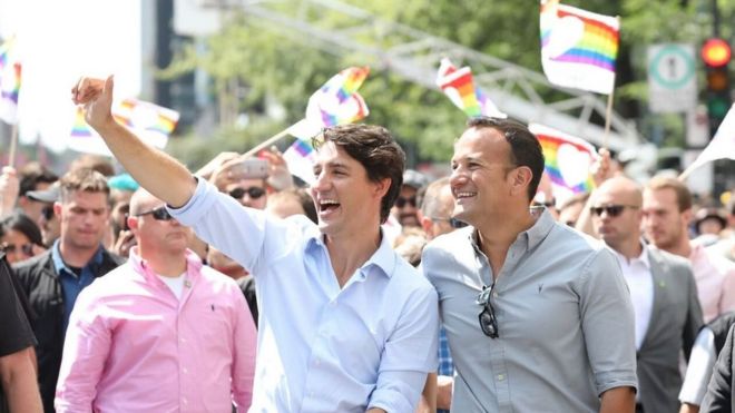 Премьер-министр Ирландии Лео Варадкар (справа) и премьер-министр Канады Джастин Трюдо принимают участие в Параде Гордости в Монреале, Канада, 20 августа 2017 года.