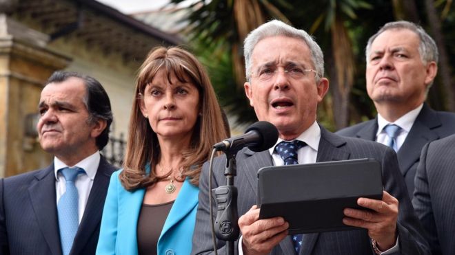 El expresidente Álvaro Uribe y otros dirigentes del partido Centro Democrático.