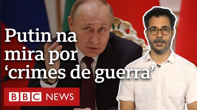 Repórter e imagem de Putin ao fundo