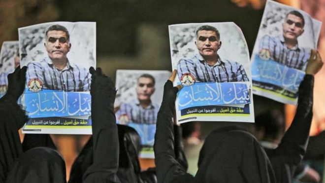 متظاهرات يحملن صورة رجب