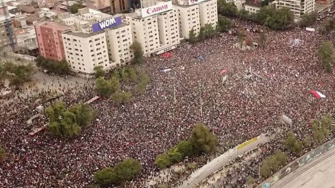 En redes sociales, la manifestación fue convocada como "La marcha más grande de Chile".