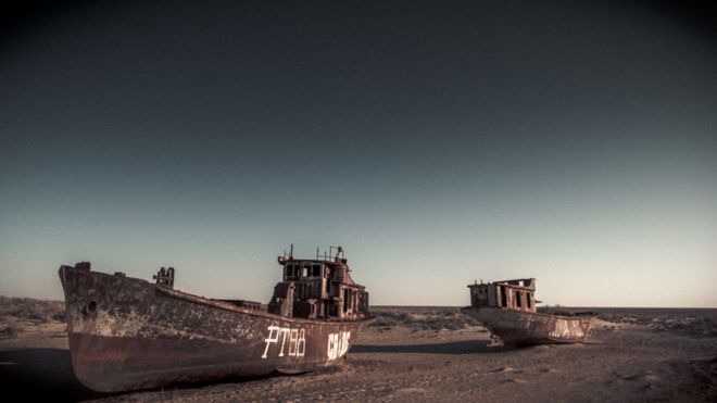 CemitÃ©rio de barcos no antigo porto de Moynaq
