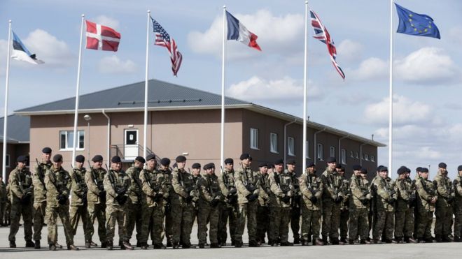 Британские солдаты во время официальной церемонии приветствия развертывания многонационального батальона НАТО в Тапа, Эстония, 20 апреля