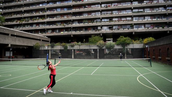 Жители Барбикана, Лондон, играют в теннис