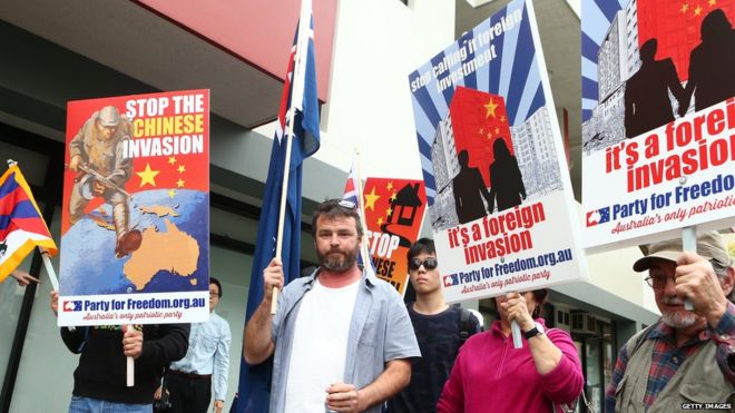 Антикитайский демонстрант по иностранным инвестициям Ник Фолкс возле консульства Китая 30 мая 2015 года в Сиднее, Австралия.