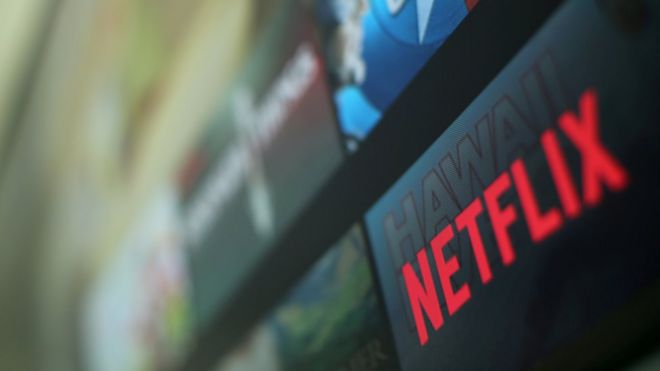 Логотип Netflix изображен на телевизионном экране