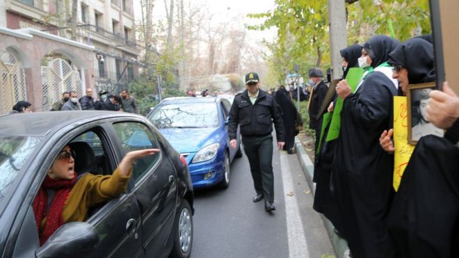 یک زن راننده در تهران به زنانی که در مقابل دفتر سازمان ملل جمع شده‌اند و از جمهوری اسلامی دفاع می‌کنند، اعتراض می‌کند