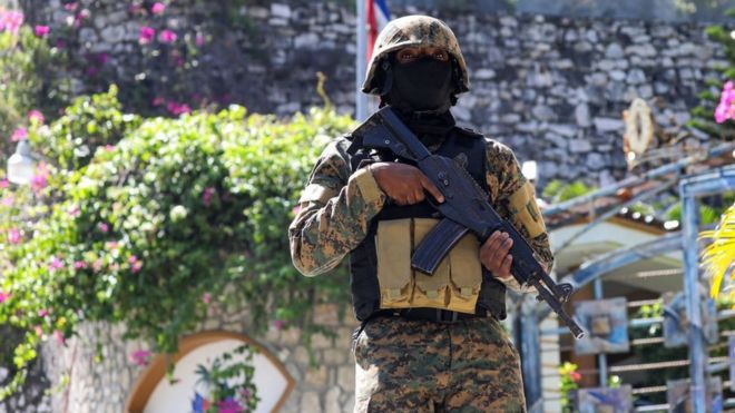 Soldado cerca de la residencia presidencial en Haití