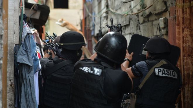 Филиппинская полиция в ходе рейда на подозреваемых в контрабанде наркотиков в Маниле 5 сентября 2016 года