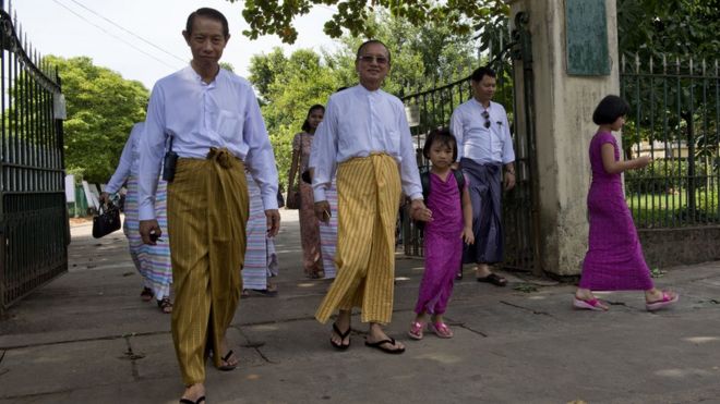 Мужчины, носящие лонги в Мьянме (файл изображения)
