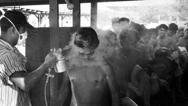 En 1956, los braceros eran fumigados con DDT como parte del proceso de entrada a Estados Unidos.